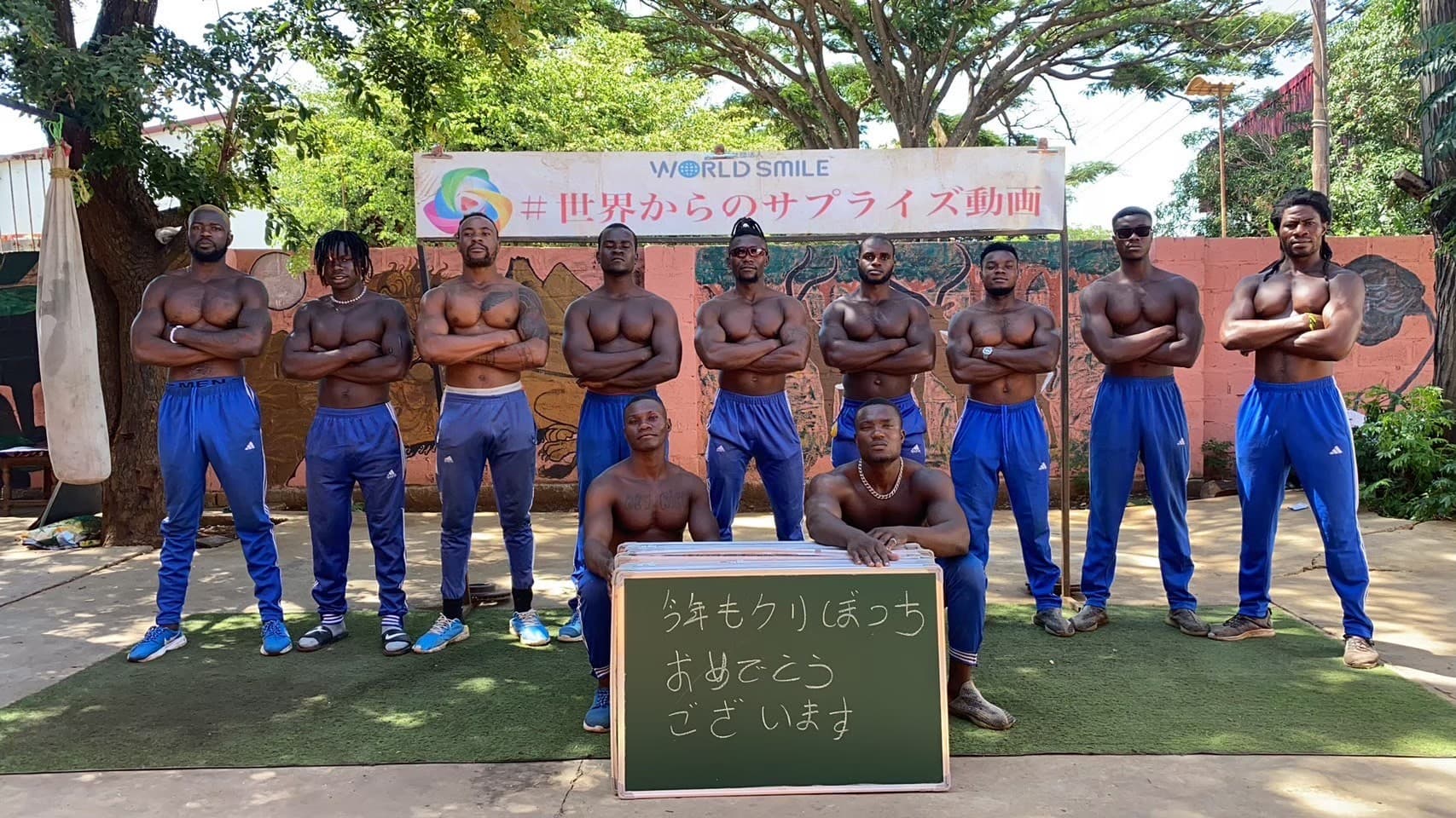 【A4】青ズボンマッチョ